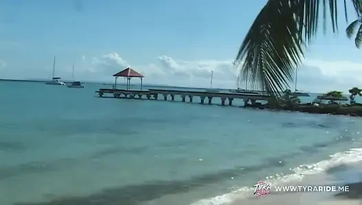 Sarışın tropikal yetişkin sırasında uçurumda açık havada sakso çekiyor