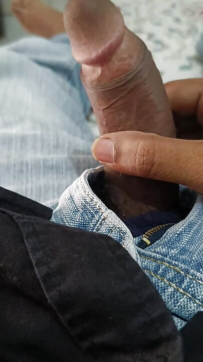 Um jovem garoto com pau apertado é tão assustador quando ele faz mastrubação em casa