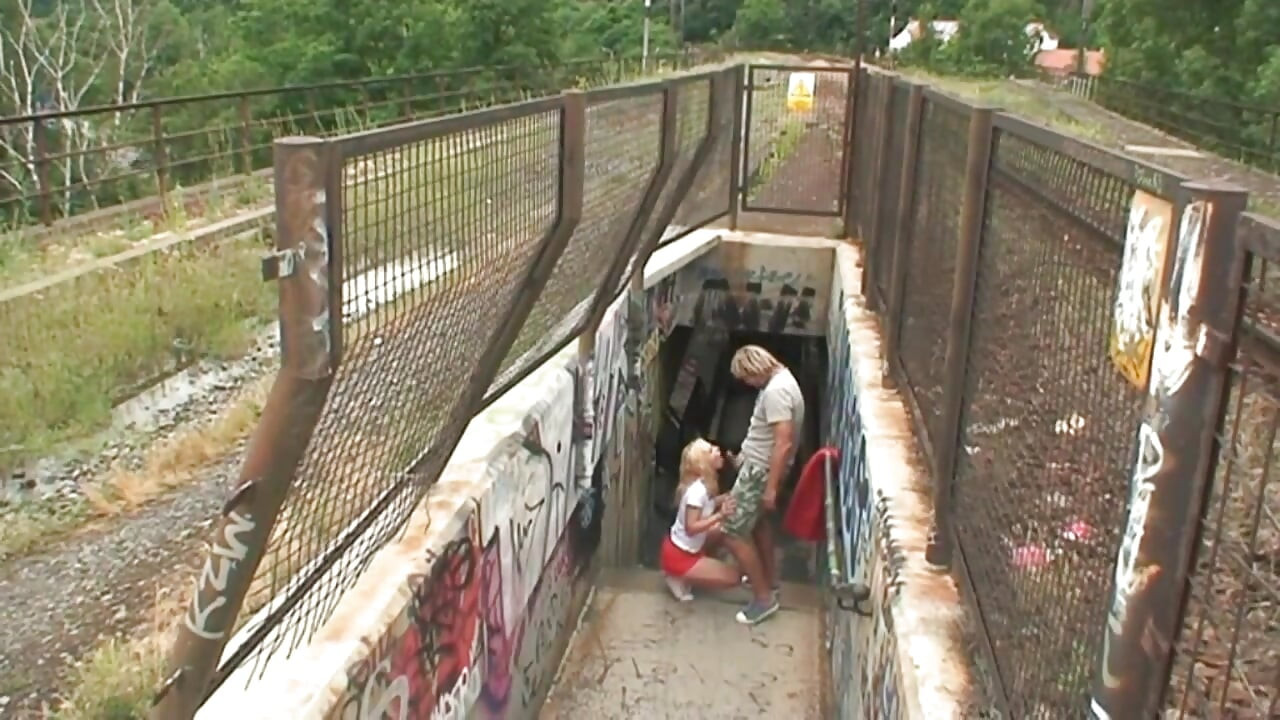 Гарячу блондинку жорстко відтрахали на відкритому повітрі!