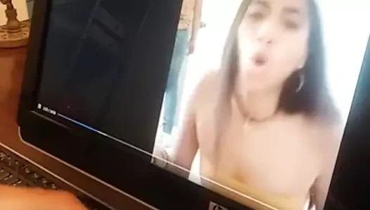 Ben onu izlerken mastürbasyon yaparken o bana bakıyor