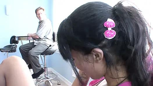 Schönes junges schätzchen in rosa hemd, tiefe kehlen