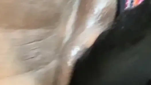 Сквиртующий крупным планом долбит мою киску чудовищным дилдо