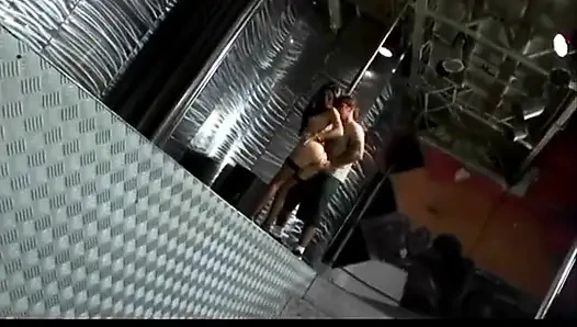 Latin striptiz direğin üzerinde azdırıyor ve yarak alıyor
