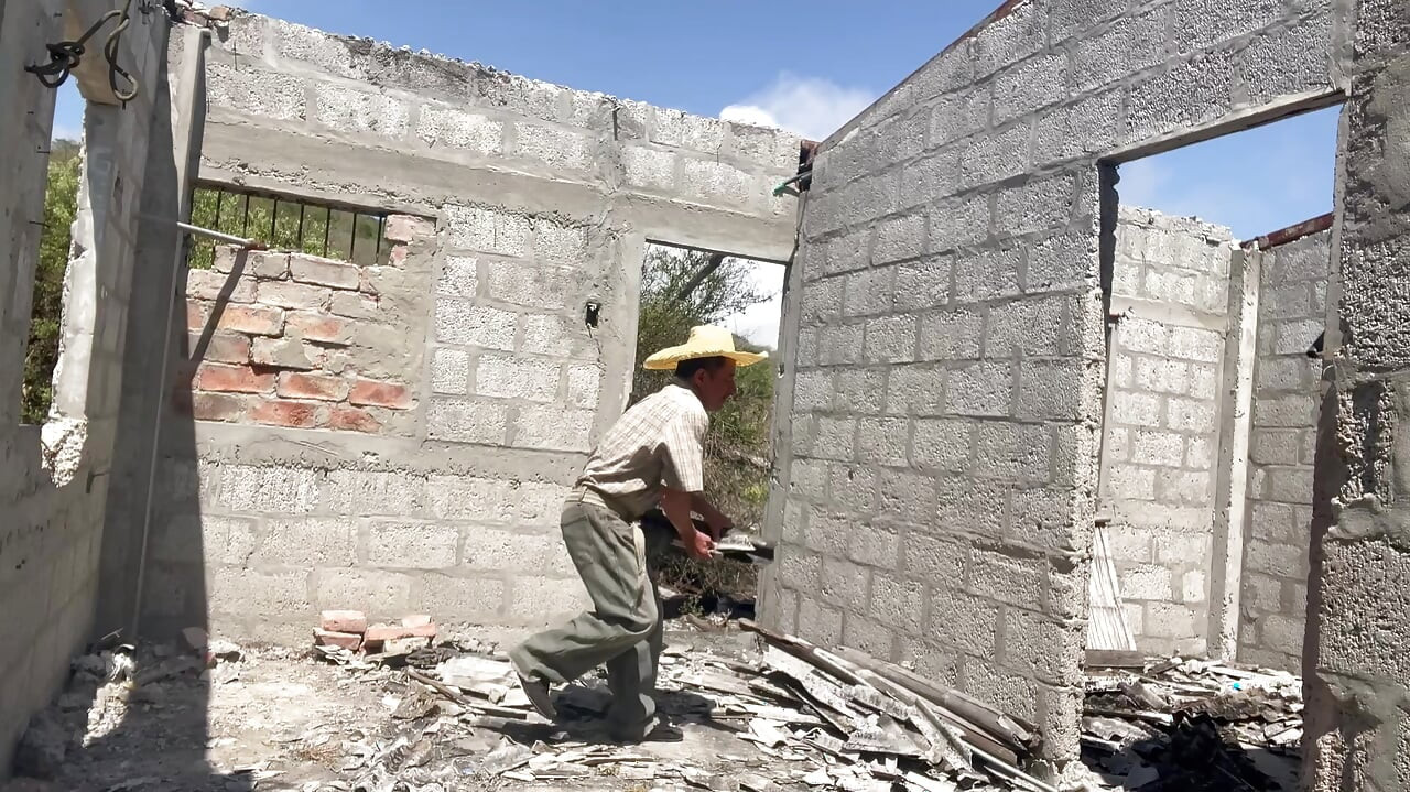 Mama vitregă milf frumoasă, țâțoasă și cu cur mare îl fute pe muncitorul în construcții.