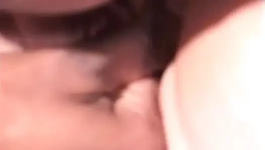 Sarışın orta yaşlı seksi kadın büyük zenci yarağını içine alıyor ve içine boşalıyor