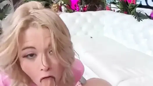 Nicole Nichols Bryan'ın götünü yalamak için dizlerinin üstüne çöküyor!