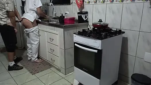 Hizmetçi bulaşık yıkarken götünü kullandırıyor.