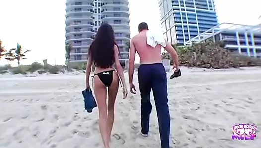 E brasilianischi Brünette im Bikini wird am Strand ufglesä und durchgfickt
