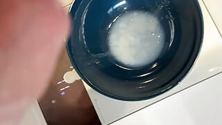 एक बाउल में विशाल वीर्य निकालना