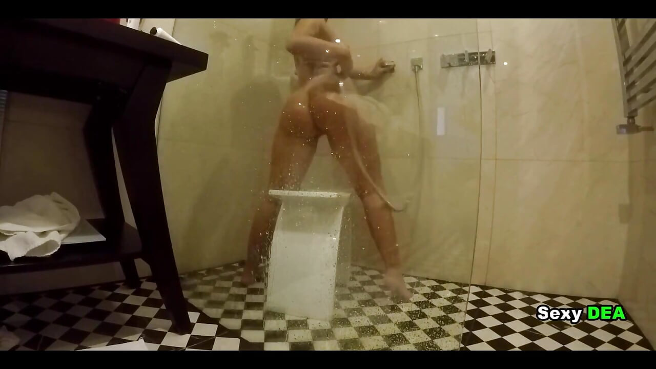 Tanrıça sexydea ile ateşli duş eylemi tutkulu sonrası