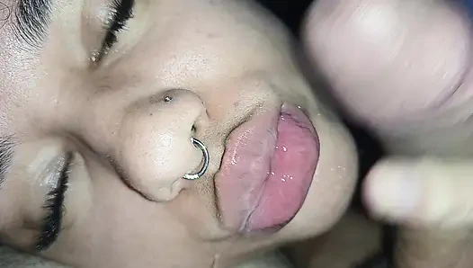 SIE WILL SPERMA AUF IHR KLEINES SCHLAMPENGESICHT, DER CUCKOLD FÜLLT SICH MIT ALL DER GEILHEIT