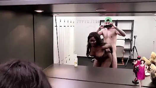 Gadis cantik ngentot di luar ruangan dan cewek semok kulit hitam lagi asik ngentot kontol selesai olahraga