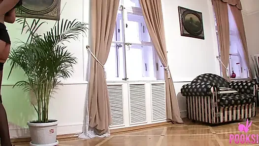 Отшпиленная жопой крошка Bayley раздвигает свои ягодицы для двойного проникновения!