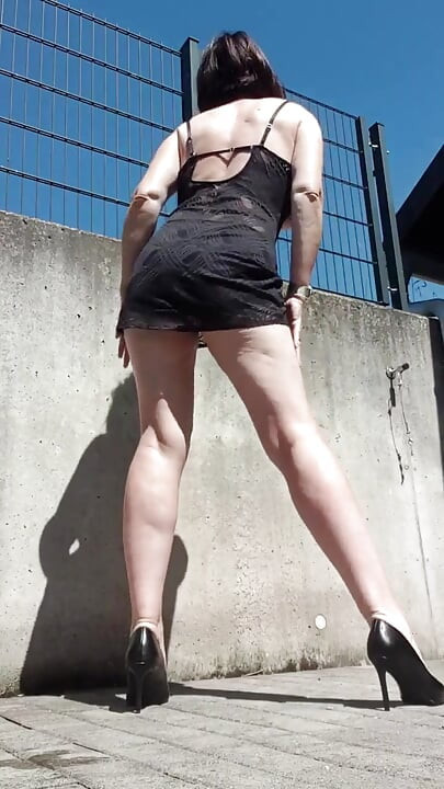 Julie Sin Inhibiciones Con Un Vestido Sexy
