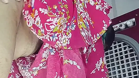 Göt amcık sikiyor yarak emiyor göğüslerini emiyor memeden süt emiyor ve domaltarak yarağa oturuyor ve doğrudan Hintçe seste yatıyor