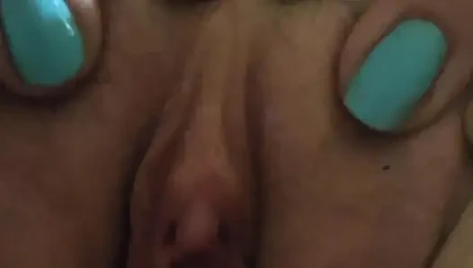 Aku lagi asik muasin memek dan dildonya pakai hitungan mundur!