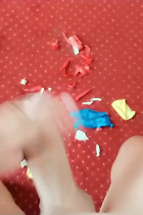Balões brincam, sentados em balões, cavalgando vibrador no balão e ejaculação