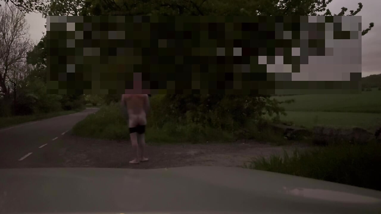 Golo drkanje i tverkovan bosonogo napolju u zoru