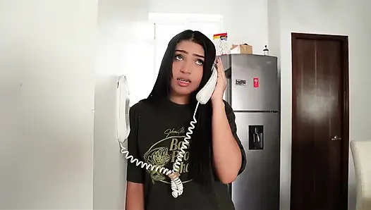 Oh mein Gott! der Klempner entstopft das Rohr mit einem neuen Werkzeug