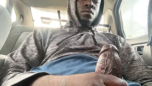 Aku lagi asik ngocok kontolku dan crot sperma hangat di dalam mobil