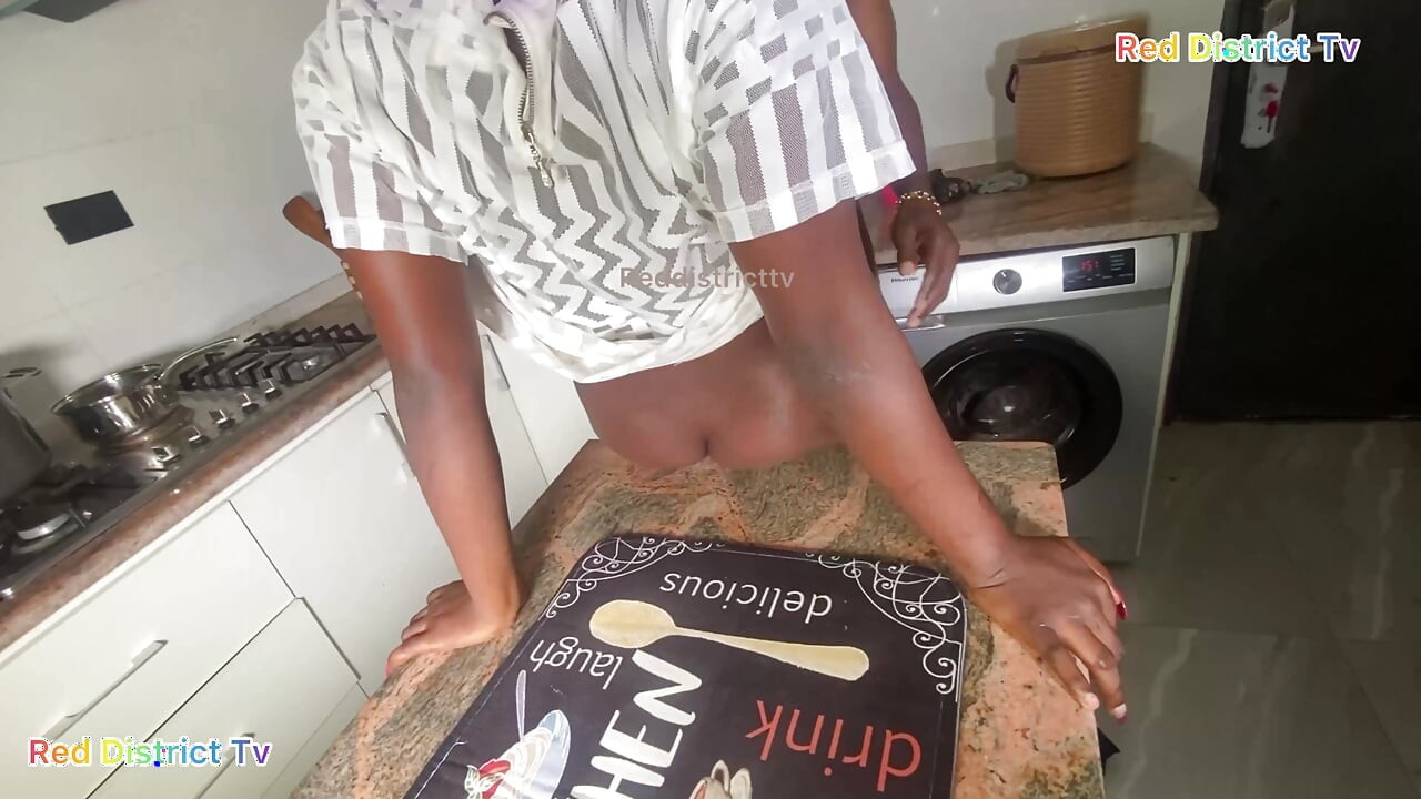 Αυτός είμαι εγώ που ικετεύω τον υδραυλικό του κτήματος να με γαμήσει σωστά. Η κουζίνα μου