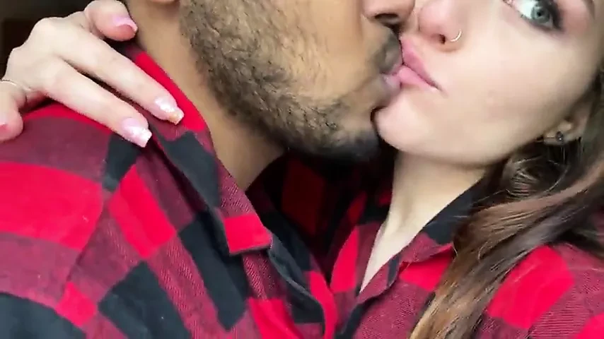 India pareja besándose (besos muy calientes vistos por indio)