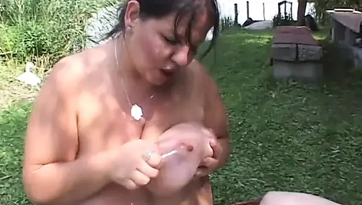 Cewek gemuk saling jilat dan fingering memek satu sama lain