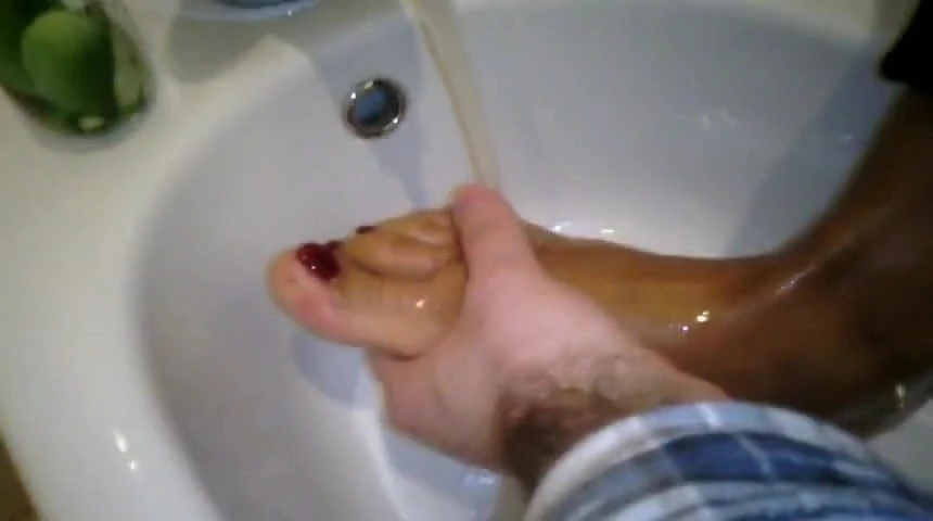 Slutty woman friend foot wash - Lavaggio piedino amica troia