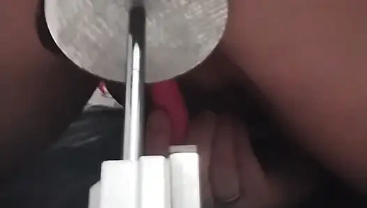 Amcığımı esneten sikiş makinemin arkasında bakış açısı