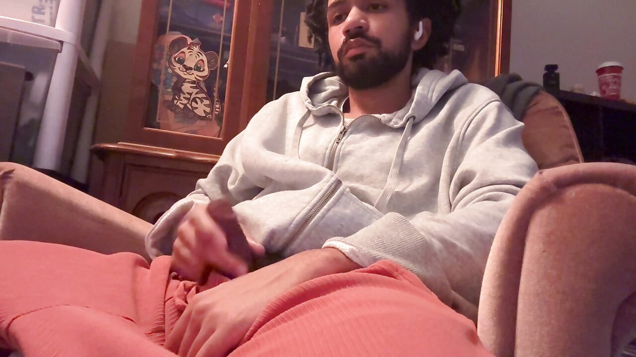 Recliner'da büyük kıllı yarağımı sıvazlıyorum - kalın yarak, kıllı taşaklar ve çalı, göğüsten kıllara büyük boşalma