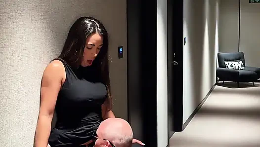 Страстный трах в отеле, зрелый мужик трахает молодую латину