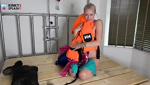 Glänzende pvc-regenbekleidung, gummi-wathosen & rettungsjacke necken