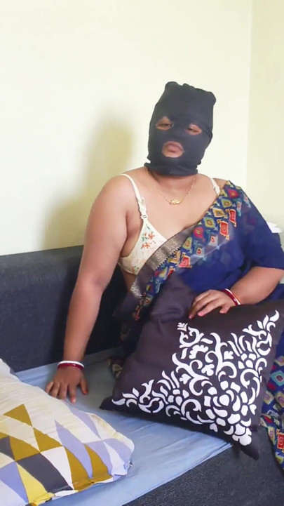 Desi Makan Malkin Seduces Her Naughty Teenage Servant for the Hardcore Sex