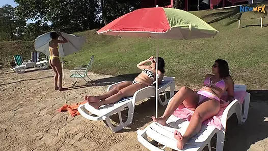 Лесбийское вылизывание задницы на пляже