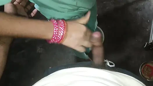 In der Küche wurde Wasser aus dem Penis entfernt, zeigt große möpse und Hindi-audio bester handjob.