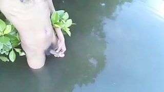 Hete sexy jongen masturbeert openlijk in het water en komt klaar