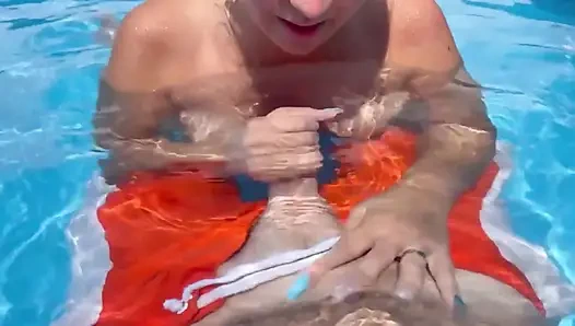 Минет, дрочка в бассейне