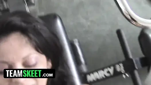 Pov life - cowok sange ini mengelabui gadis remaja pantat montok evie dellatossa untuk melucuti pakaiannya