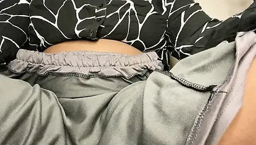 Hintli kız amcığını parmaklıyor ve göğüslerini gösteriyor ve basıyor