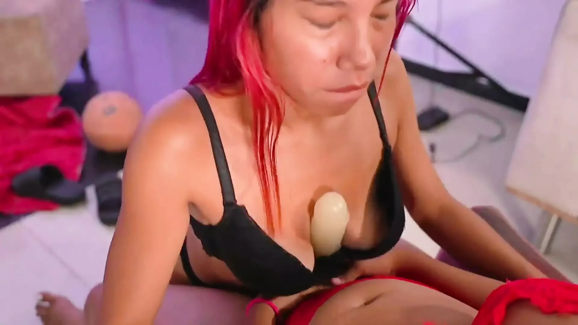 O fac să sugă vibratorul GGmansion