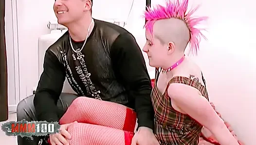 Karen: pembe saçlı serseri Karen Atila'nın büyük yarağını derinden alıyor: anal, amcık sikişi ve oral seks çılgınlığı