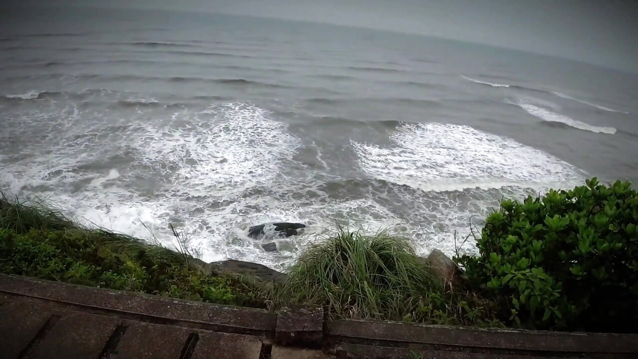 Praia trans puta é fodida por casal ela fode a esposa enquanto o marido enche sua bunda!