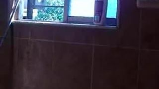 Un garçon thaïlandais se branle dans la salle de bain