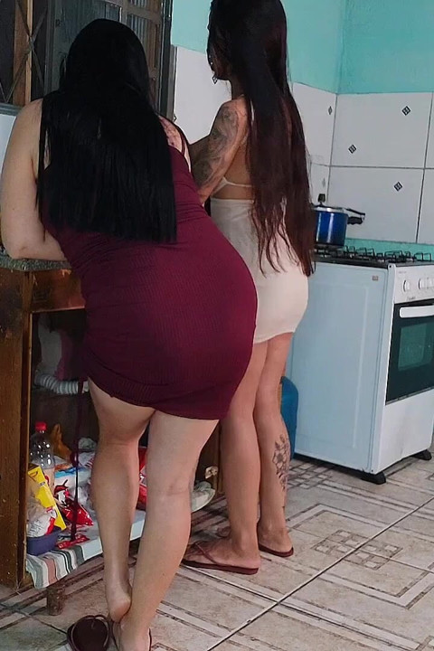 Amigas Chamaram O Vizinho Pra Arrumar O Cano E Os Vestidos Curtos Foi a Tentação Pro Vizinho