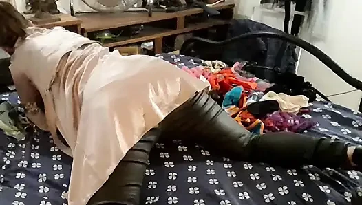2390ss01_French amateur ficken in Satinkleider und dessous