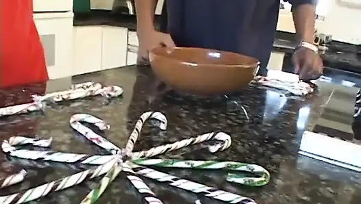 Yüksek topuklu sarışın bayan ırklararası üçlü grup sekste çifte sikiliyor