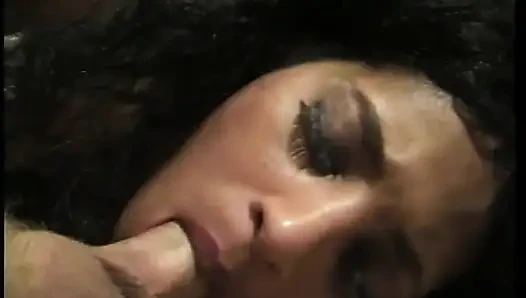 Harika götlü şehvetli zenci kadın müşterisini aletini emmek için eve götürüyor