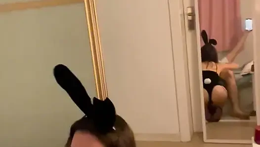 Азиатского зайчика из Playboy Lulu Wild трахает большой белый член