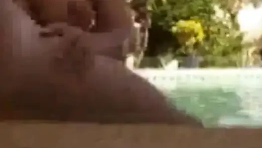 Brandon'ın havuz başı solo seansı