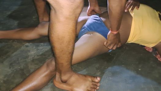 Sexy Indische Bhabhi is op zoek naar een pik nadat haar man aan het werk is gegaan
